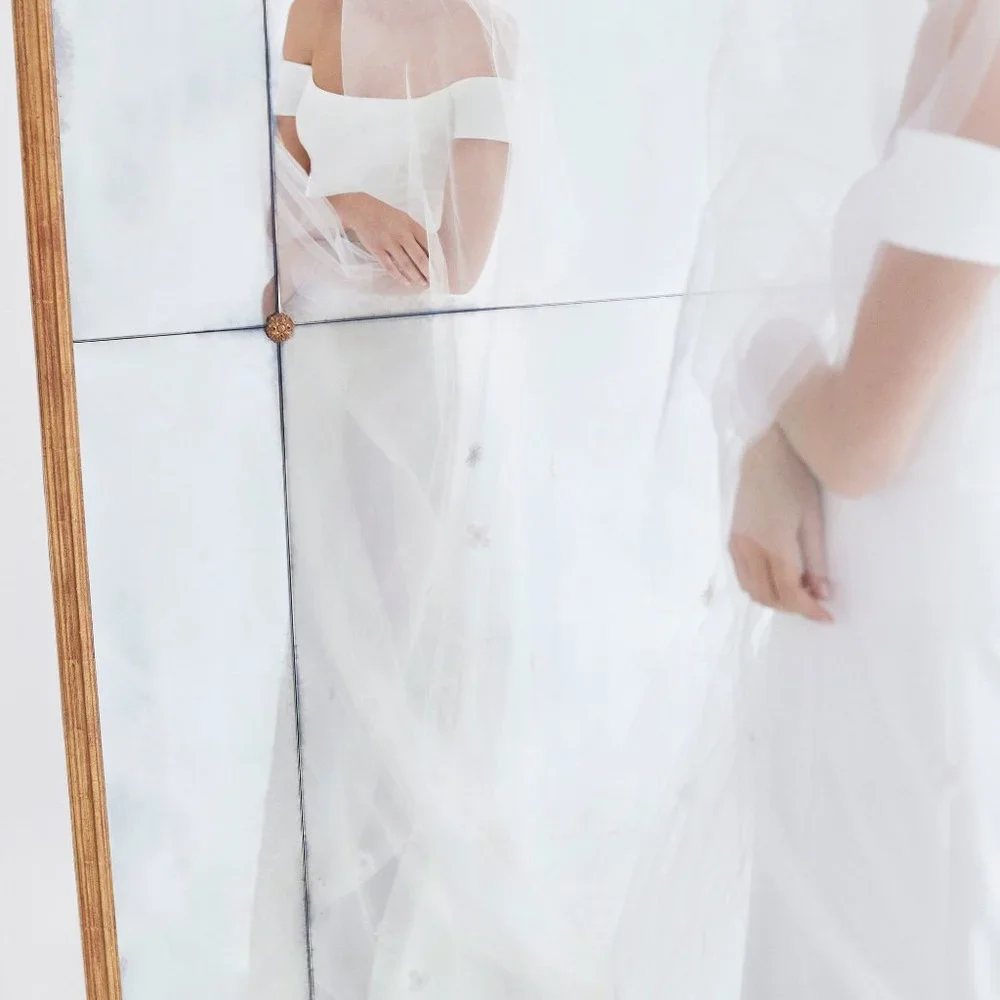 Carolina Herrera Wedding Dress - Picture 3 of 5